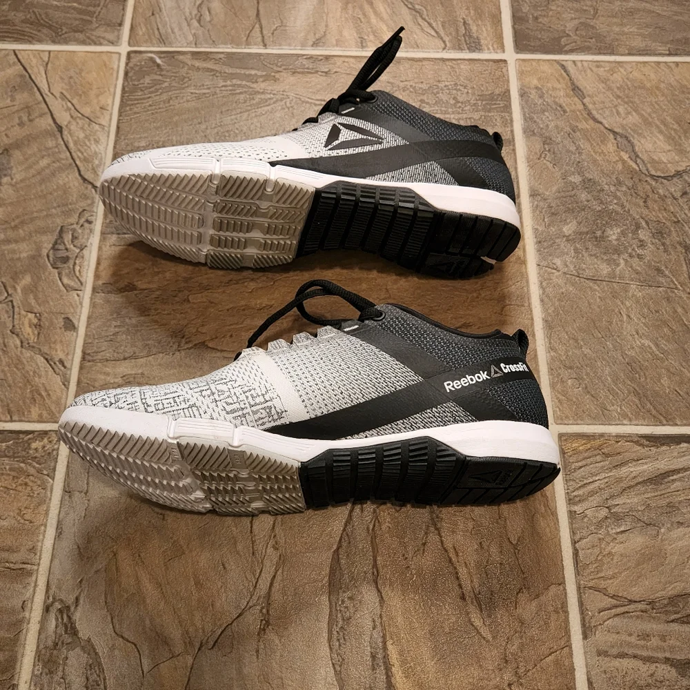 Black & White Reeboks - Picture 6 of 7